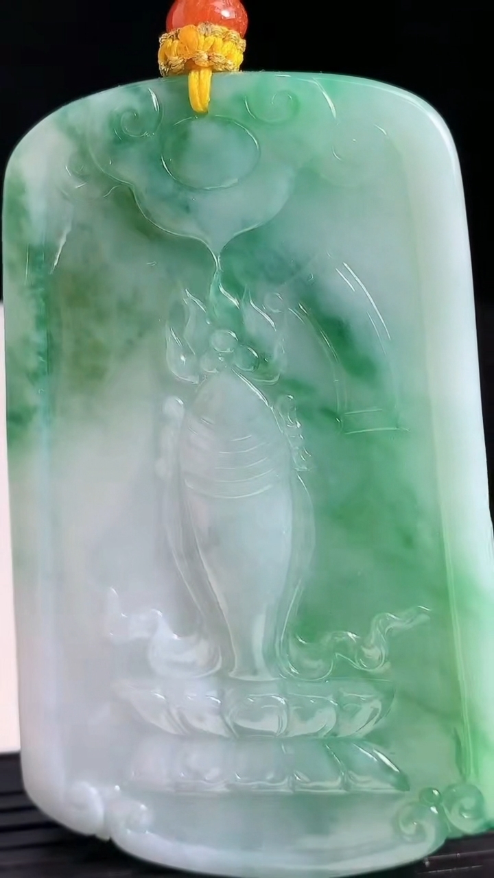 天然A货翡翠大势至观音菩萨吊坠，尺寸76.3-48-12，重量:84.37g
3月18日