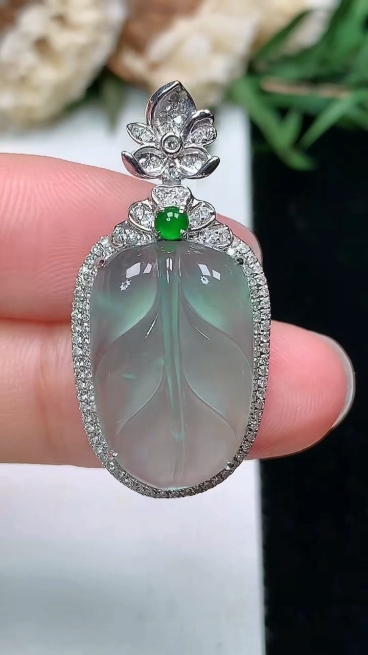 天然A货翡翠金枝玉叶 叶子吊坠，尺寸32.5-15.6-8.8，裸石18.6-12.4，重量:4.04g
3月18日