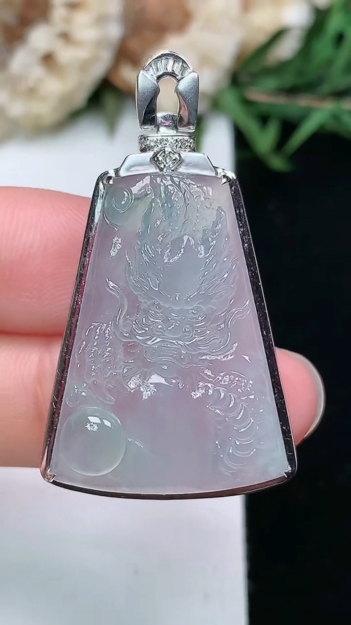 天然A货翡翠白冰龙牌吊坠，尺寸39.4-22.6-8.2，裸石27.4-19.7，重量:6.60g
3月18日