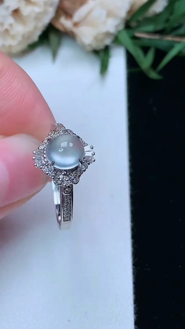 天然A货翡翠白冰蛋面戒指，尺寸17-6-5.9，重量:2.39g2026年3月18日
工厂直销收藏佳品,种好水足，色泽均匀，有种有色，上手高大气！