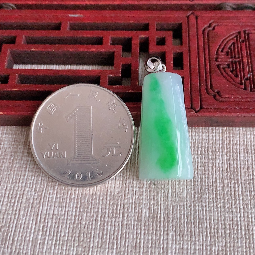 天然A货翡翠18K金扣头飘绿随形吊坠  
尺寸25-12.6-7.2mm 重量5.62g 0317