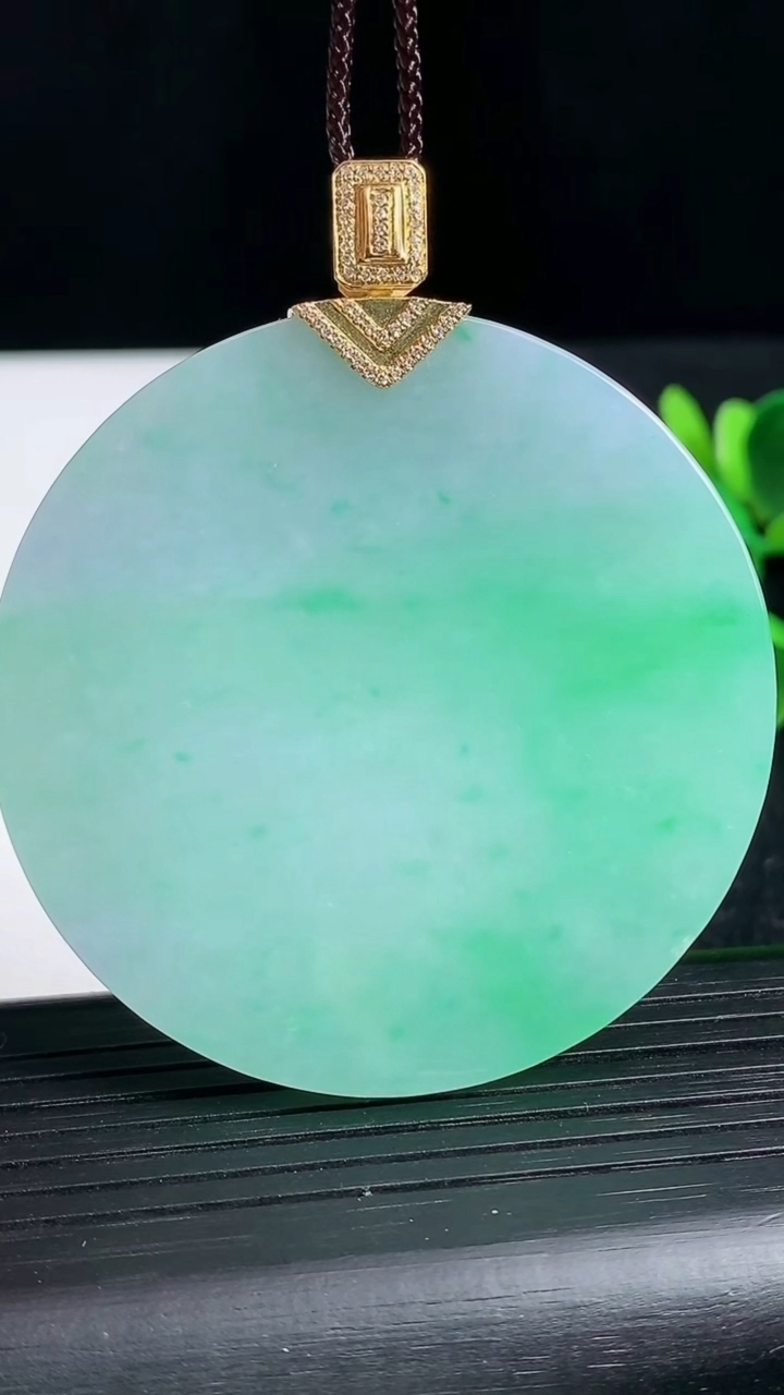 天然A货翡翠无事牌吊坠尺寸52.8-5.7重量:46.44g
3月18日