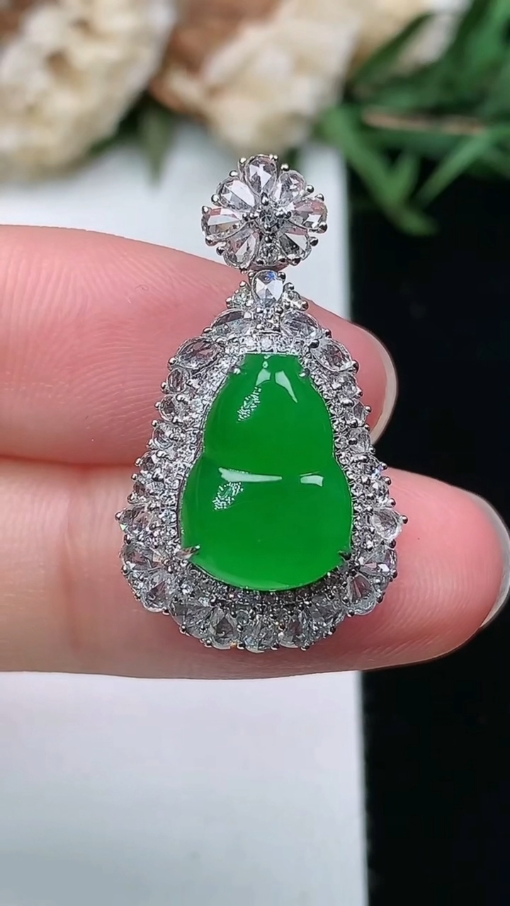 天然A货翡翠葫芦吊坠，尺寸26.7-15.7-10.3，裸石12.2-8.9，重量:3.67g
3月