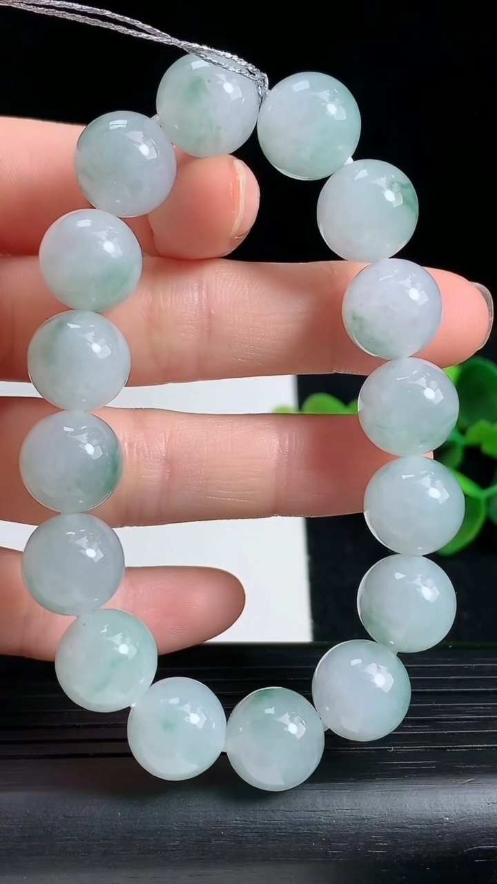 天然A货翡翠飘花圆珠手串尺寸11.8-16颗重量:42.95g3月18日
工厂直销收藏佳品,种好水足，色泽均匀，有种有色，上手高大气！