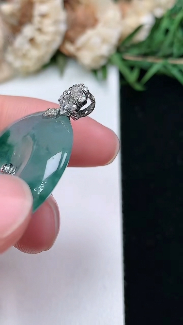 天然A货翡翠飘花平安扣吊坠，尺寸28-5.5，重量:9.23g
3月18日