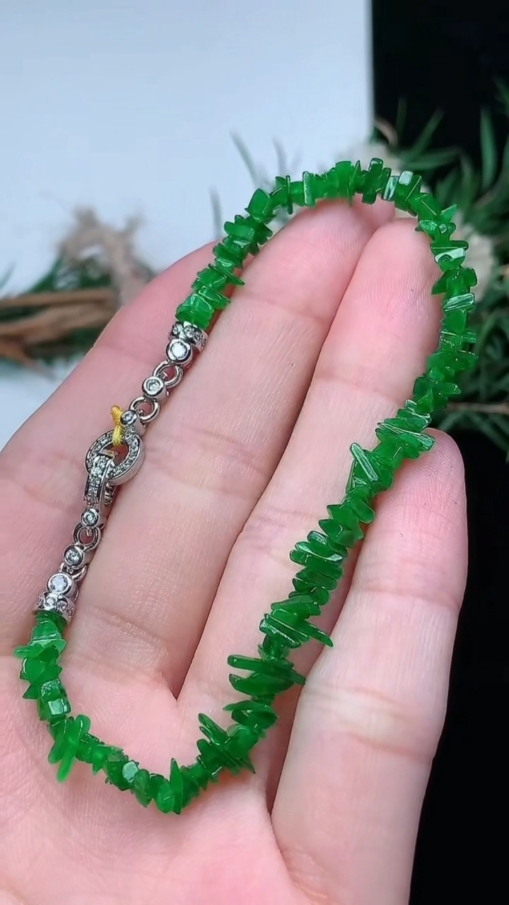 天然A货翡翠岁岁平安手串，尺寸7.2-2.3-1.4，重量:5.34g3月18日
工厂直销收藏佳品,种好水足，色泽均匀，有种有色，上手高大气！