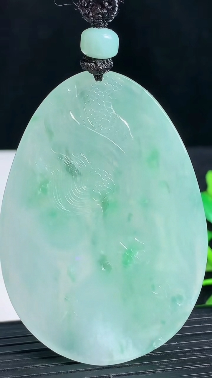 天然A货翡翠祥龙大日如来吊坠尺寸63.7-44.6-7.4重量:51.12g
3月18日