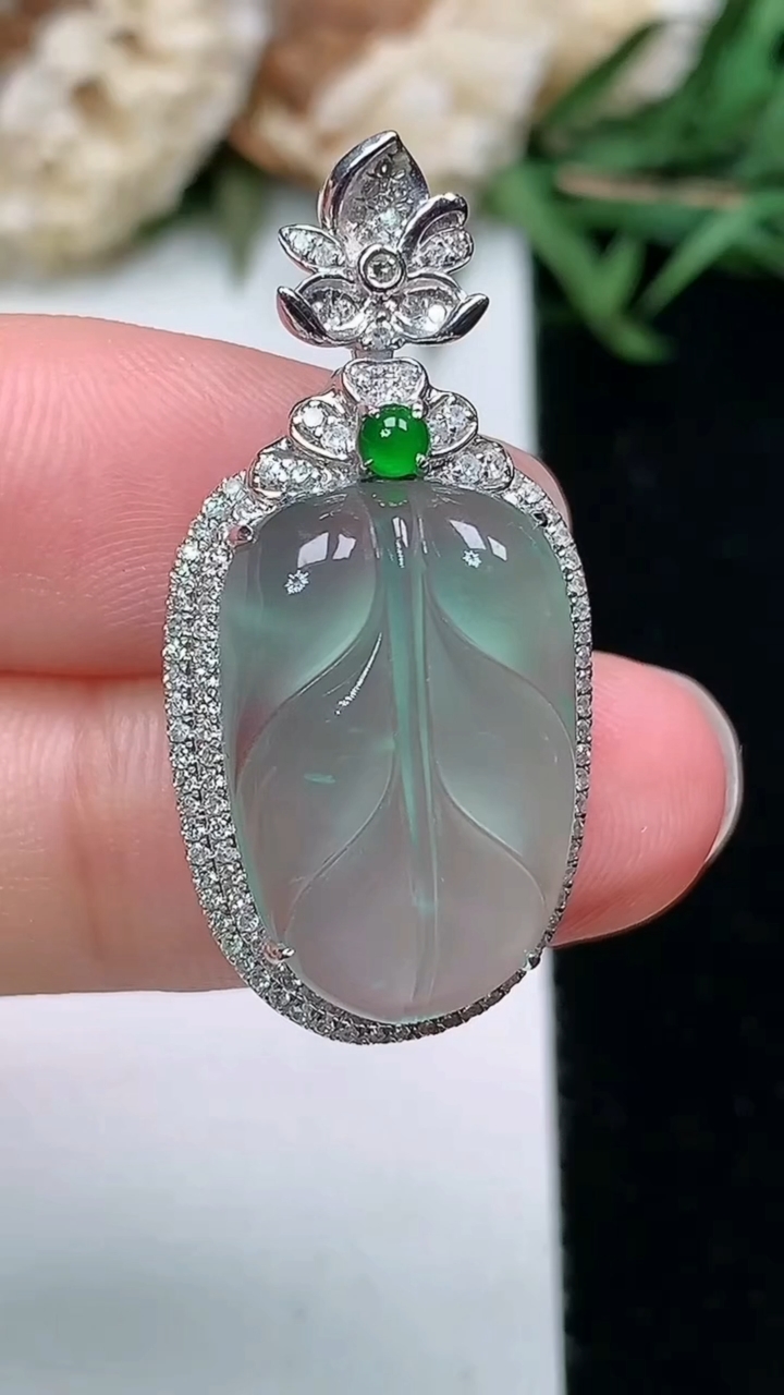 天然A货翡翠金枝玉叶 叶子吊坠，尺寸32.5-15.6-8.8，裸石18.6-12.4，重量:4.0