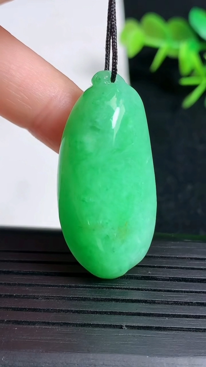 天然A货翡翠福瓜吊坠，尺寸38.5-18.3-11.6，重量:13.54g
3月18日