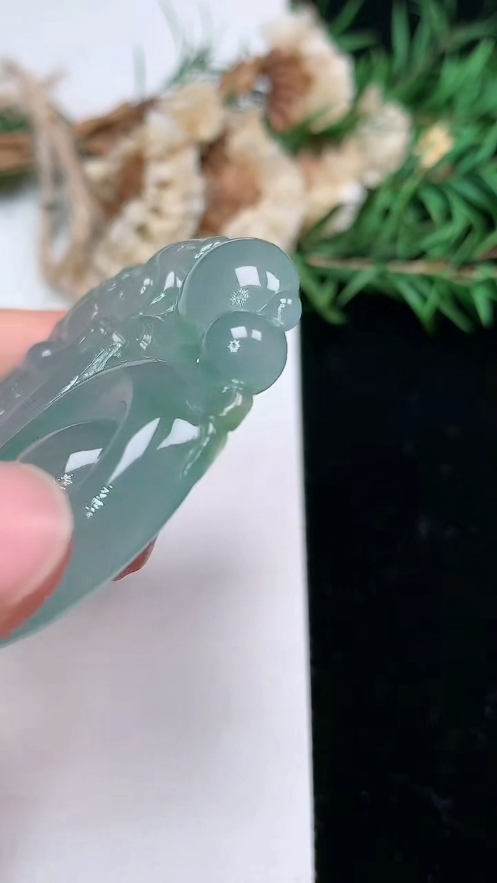 天然A货翡翠貔貅吊坠，尺寸48.9-39.2-8.8，重量:28.67g
3月18日