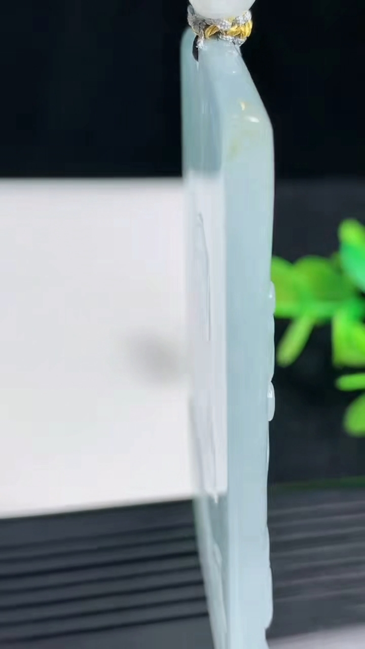 天然A货翡翠种飘花御龙大势至菩萨吊坠尺寸70.5-44-5重量:44.41g
3月18日