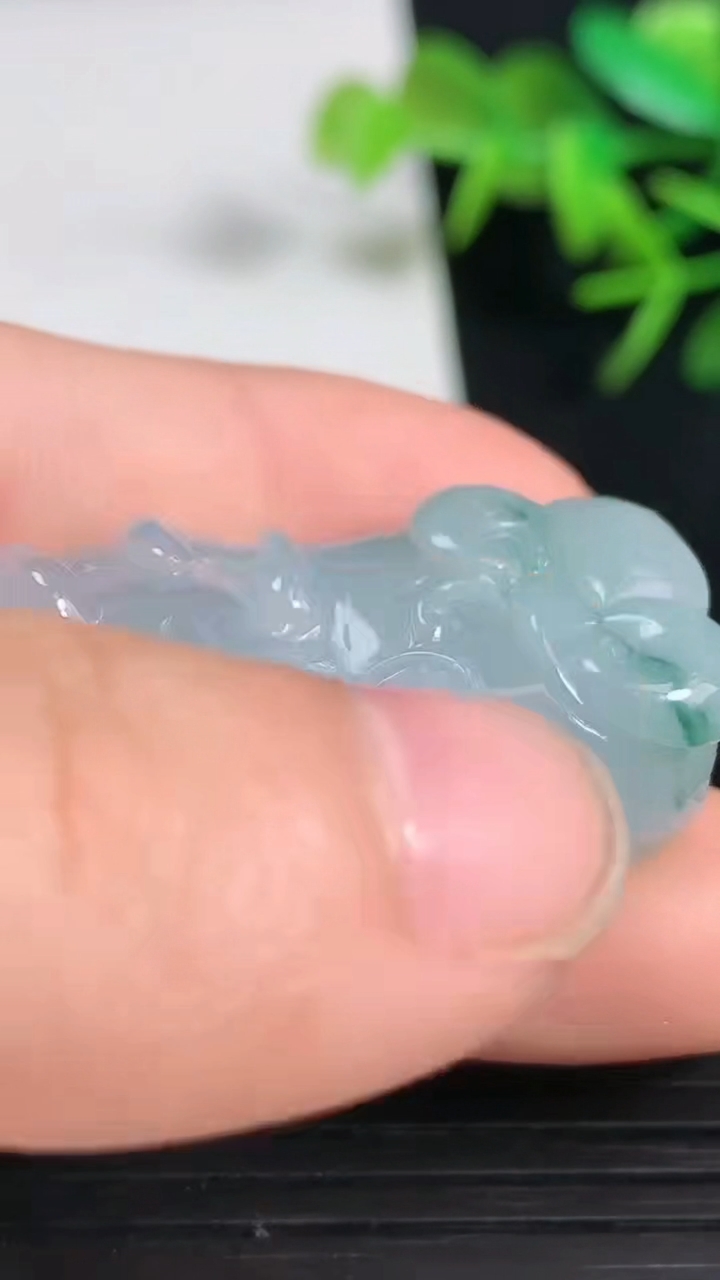 天然A货翡翠飘花霸王貔貅吊坠，尺寸38.2–18-12，重量:17.19g
3月18日