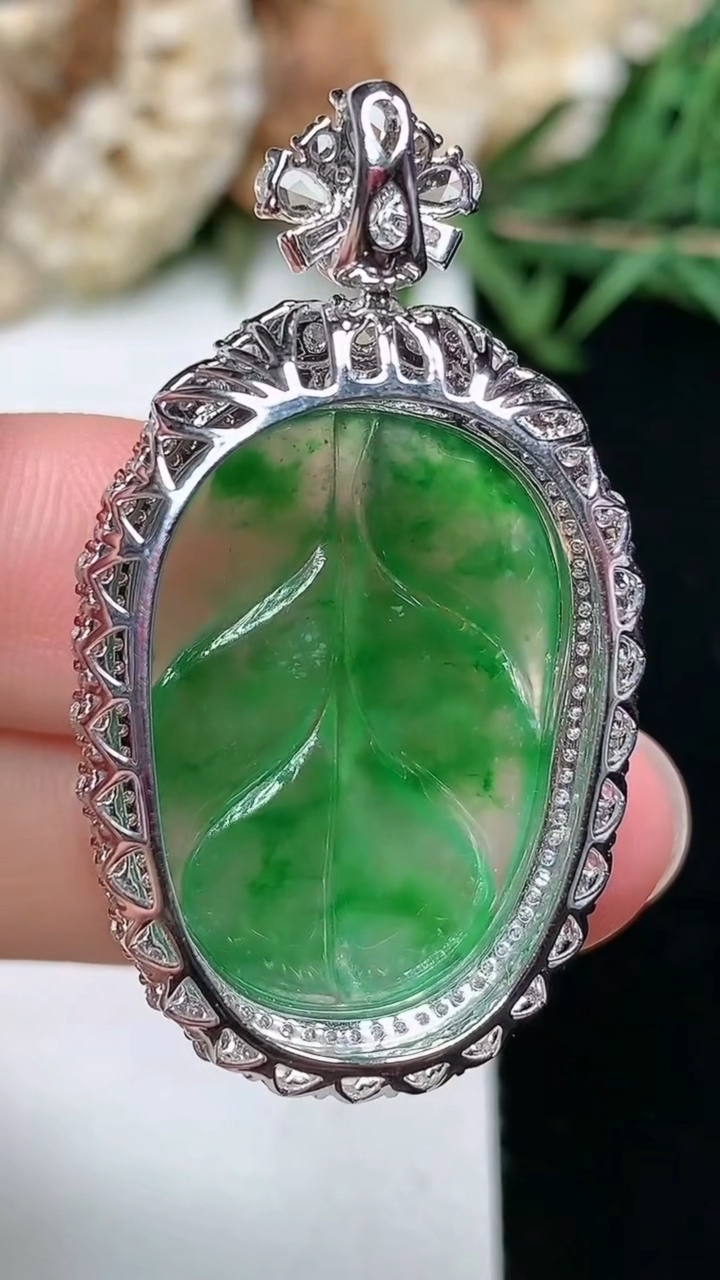 天然A货翡翠金枝玉叶 叶子吊坠，尺寸39.3-22.4-9.8，裸石25-17.9
3月18日