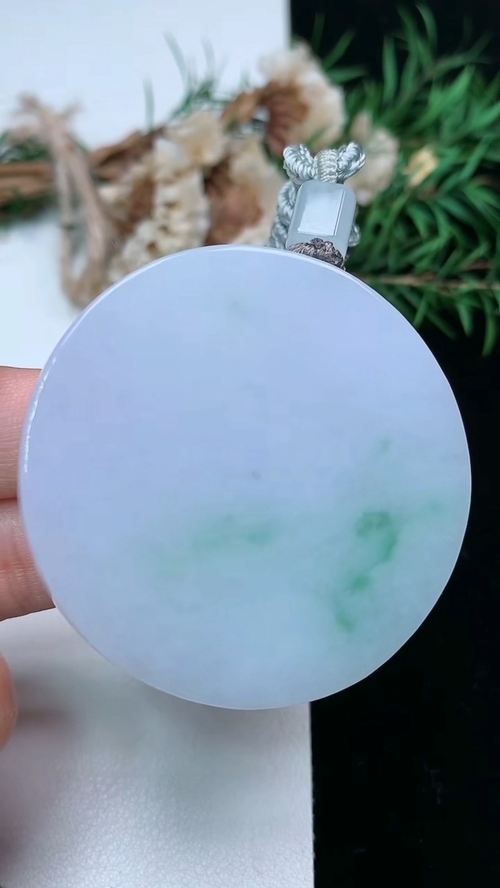 天然A货翡翠佛头吊坠，尺寸46.8-10.5，重量:63.29g
3月18日