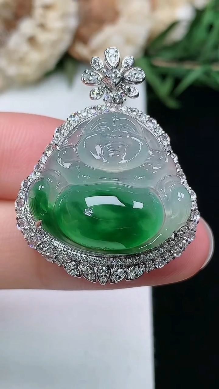 天然A货翡翠佛公吊坠，尺寸33-25.3-13.7，裸石19-21.4，重量:6.55g
3月18日