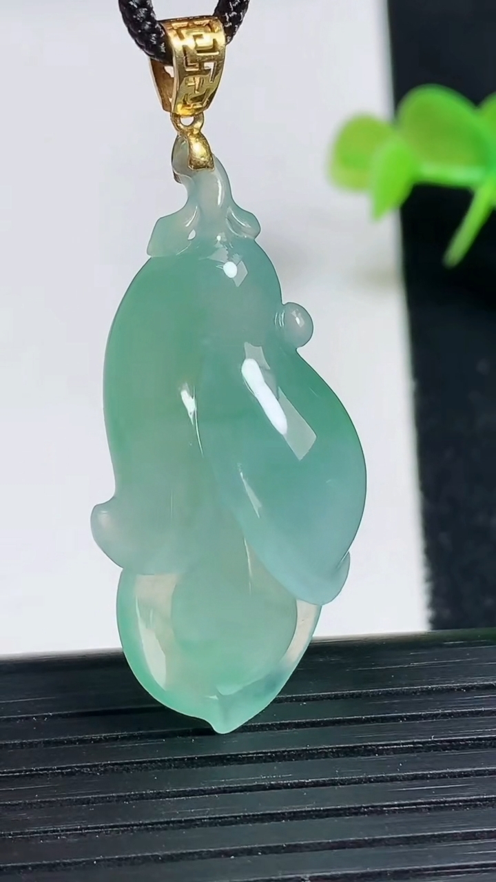 天然A货翡翠玉兰花吊坠尺寸40.2-19.3-11.4重量:10.91g
3月18日