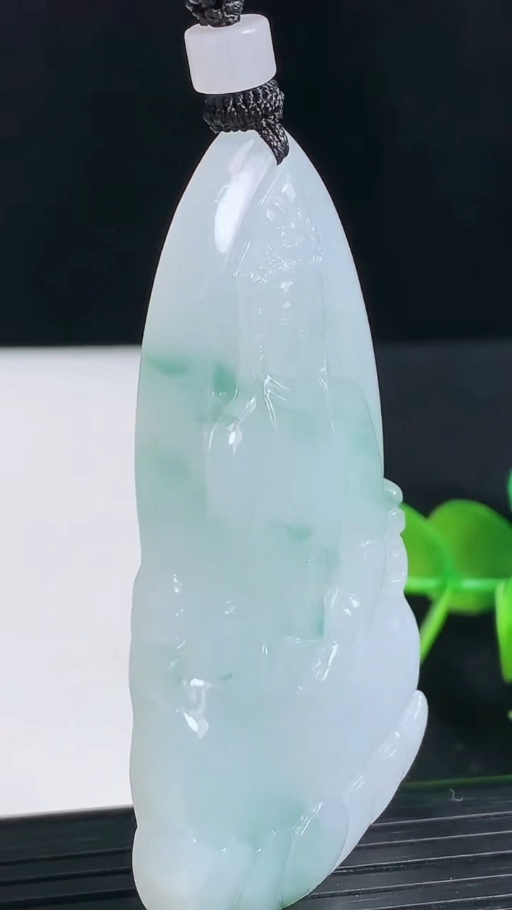 天然A货翡翠种飘花观音菩萨吊坠尺寸63-35.1-5.7重量:30.15g
3月18日