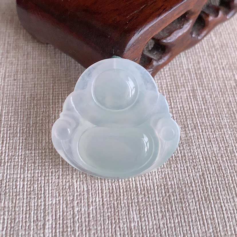 天然A货翡翠白月光佛公吊坠 
尺寸29.3-30.8-5.4mm 重量7.10g 0317