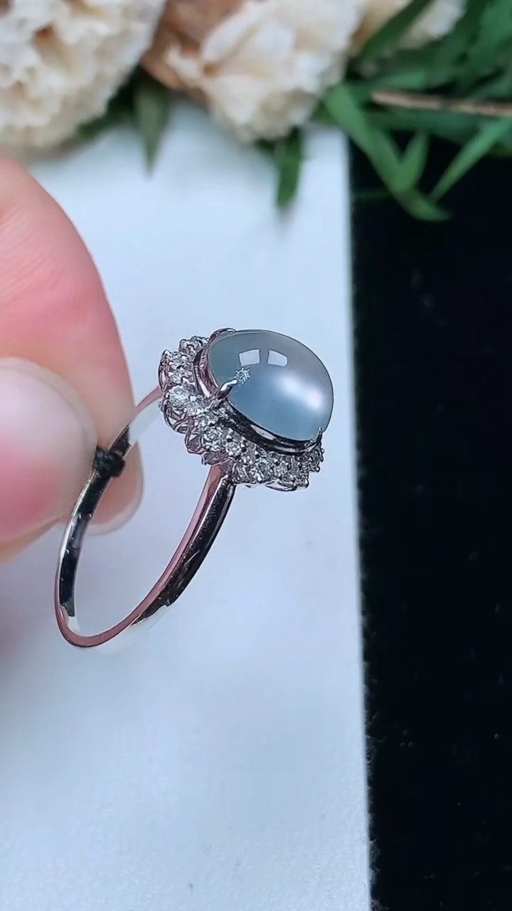 天然A货翡翠白冰蛋面戒指，尺寸17-8.6-7.4，重量:2.10g2026年3月18日
工厂直销收藏佳品,种好水足，色泽均匀，有种有色，上手高大气！