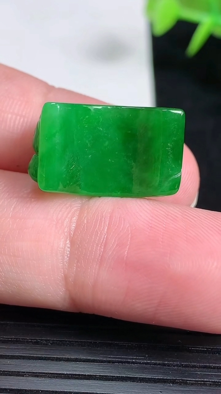 天然A货翡翠和和美美 荷叶鱼手牌，尺寸19.6-12.5-7.5，重量:4.05g
3月18日