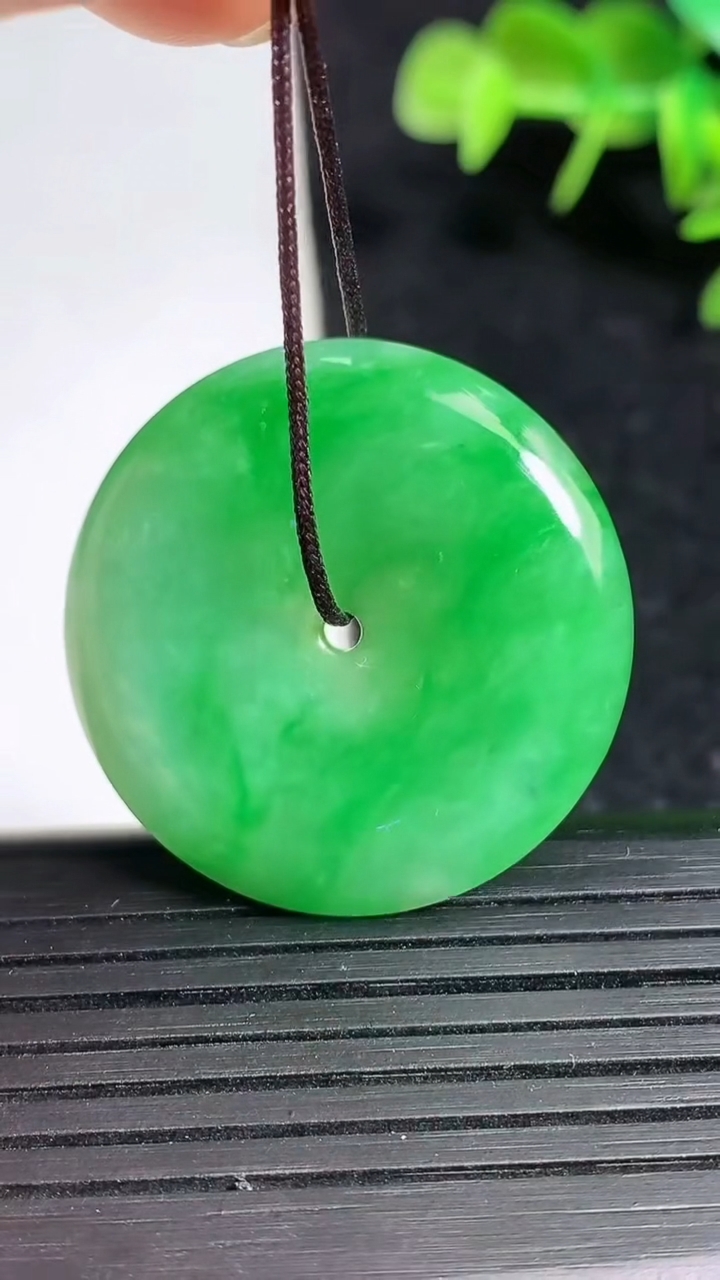 天然A货翡翠平安扣吊坠，尺寸30-5.2，重量:9.68g
3月18日