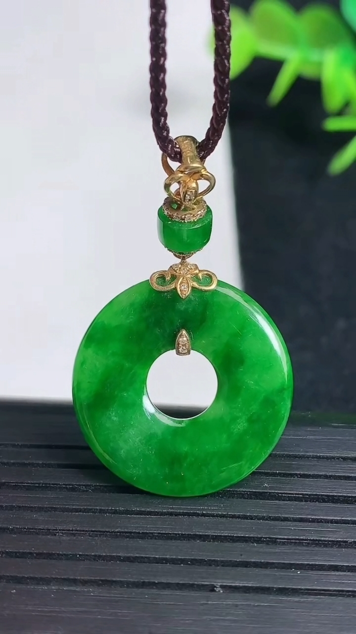 天然A货翡翠平安环吊坠，尺寸22.5-3，重量:3.82g
3月18日