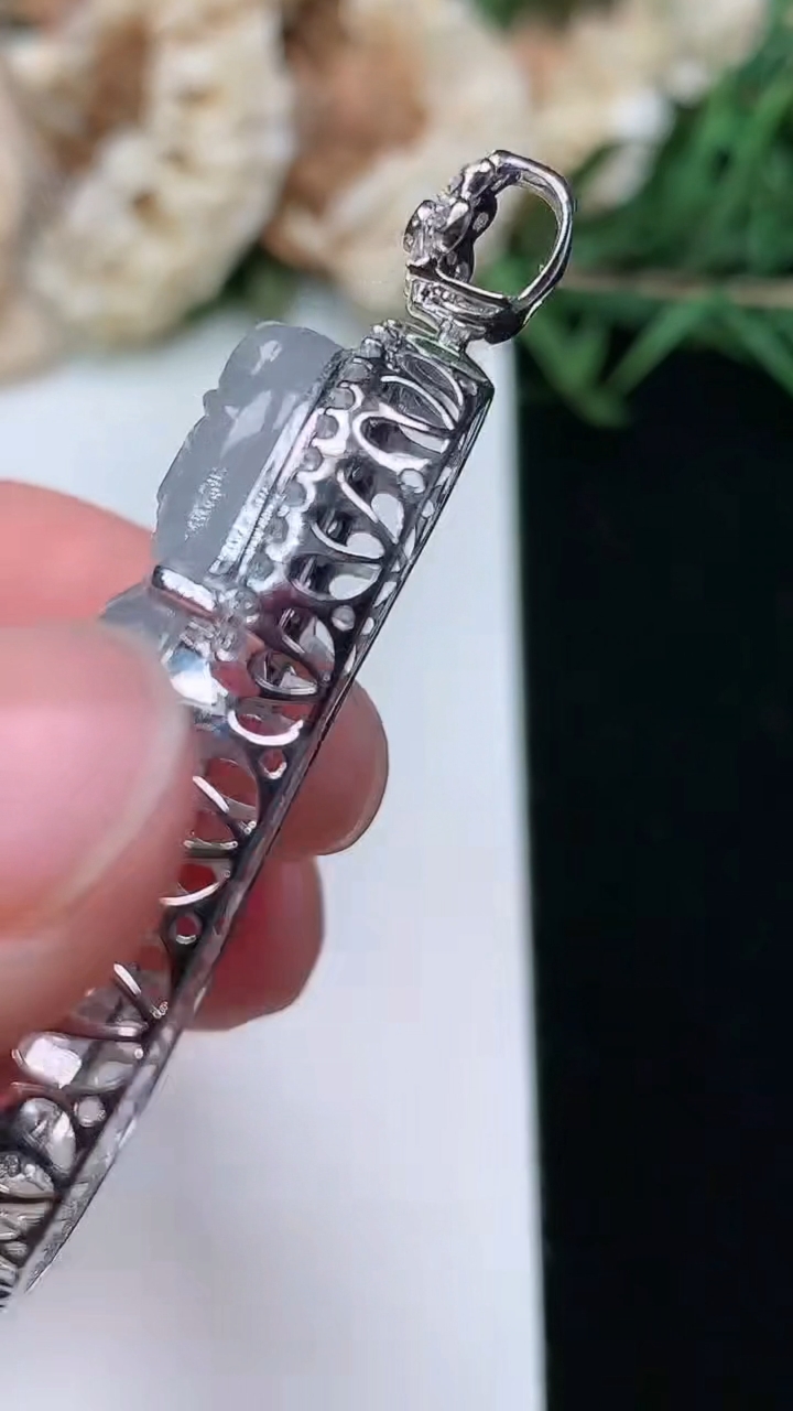 天然A货翡翠白冰素衣观音吊坠，尺寸47.2-35.6-23.4-9，重量:8.35g
3月18日