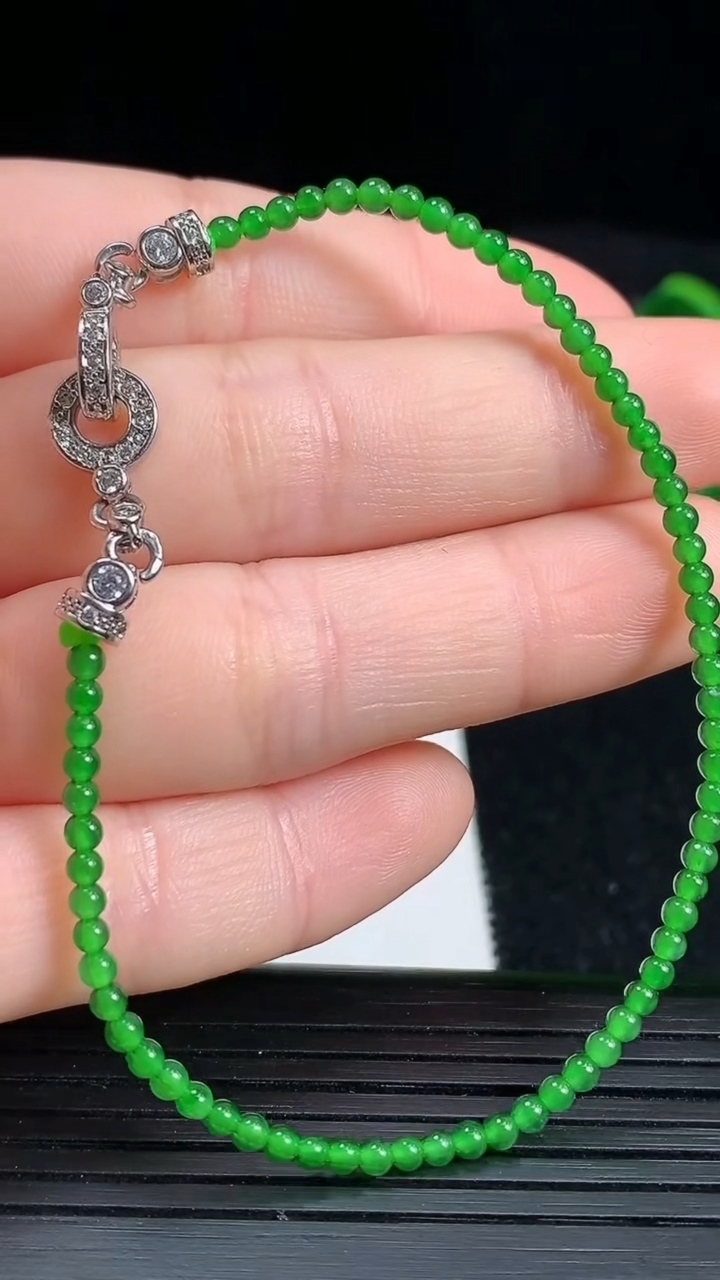 天然A货翡翠小米珠手串，尺寸2.6重量:3.00g3月18日
工厂直销收藏佳品,种好水足，色泽均匀，有种有色，上手高大气！