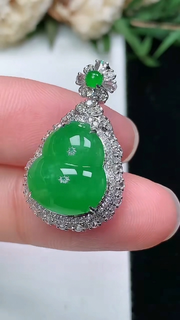 天然A货翡翠葫芦吊坠，尺寸25-15-11.8，裸石13-11.3，重量:4.12g
3月18日