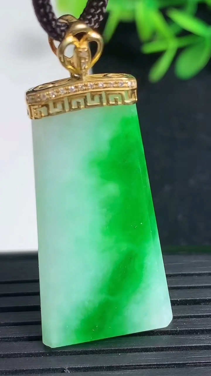 天然A货翡翠无事牌吊坠，尺寸35.7-19-4.8，重量:8.04g
3月18日