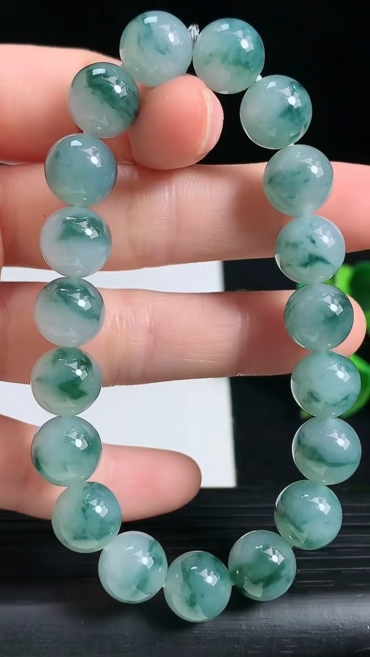 天然A货翡翠飘花圆珠手串尺寸9.8-19颗重量:33.79g3月18日
工厂直销收藏佳品,种好水足，色泽均匀，有种有色，上手高大气！
