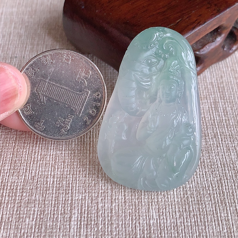 天然A货翡翠晴水普贤菩萨吊坠 
尺寸43-26.5-7.2mm 重量15.56g 0317
