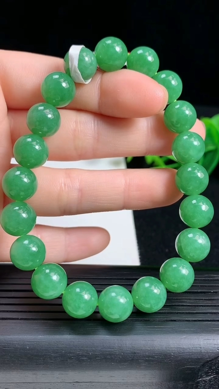 天然A货翡翠圆珠手串，尺寸10重量:34.35g3月18日
工厂直销收藏佳品,种好水足，色泽均匀，有