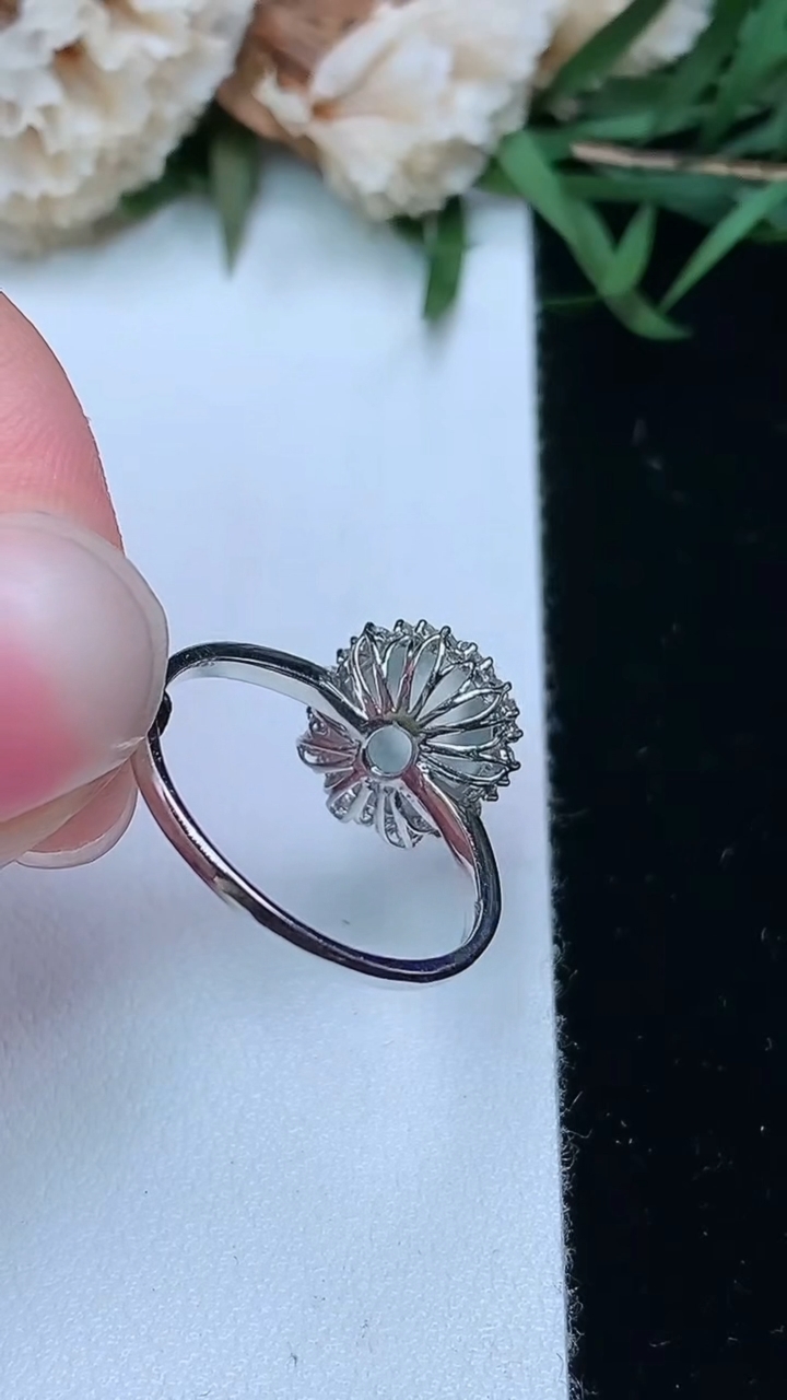 天然A货翡翠白冰蛋面戒指，尺寸17-8.6-7.4，重量:2.10g2026年3月18日
工厂直销收藏佳品,种好水足，色泽均匀，有种有色，上手高大气！