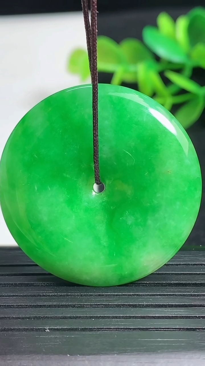 天然A货翡翠平安扣吊坠，尺寸35-5.3重量:13.35g
3月18日