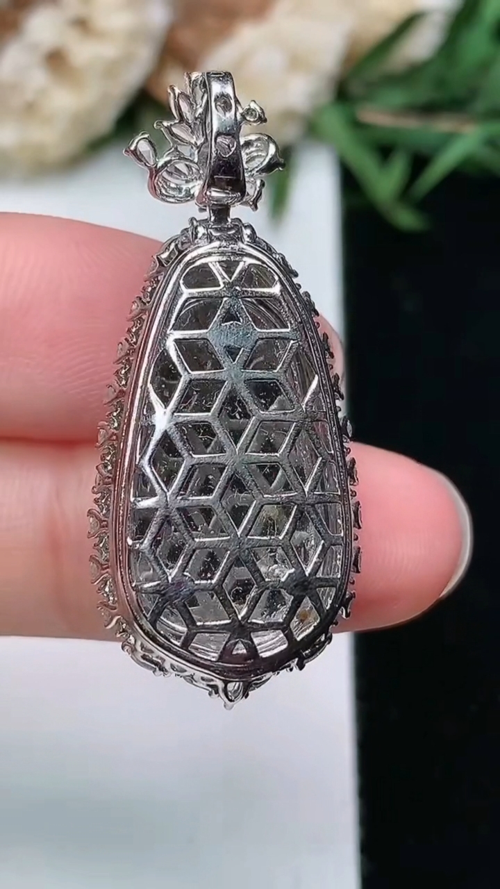 天然A货翡翠白冰金枝玉叶 叶子吊坠，尺寸36.5-15.8-9.6，裸石22.5-12.6，重量:6.02g
3月18日