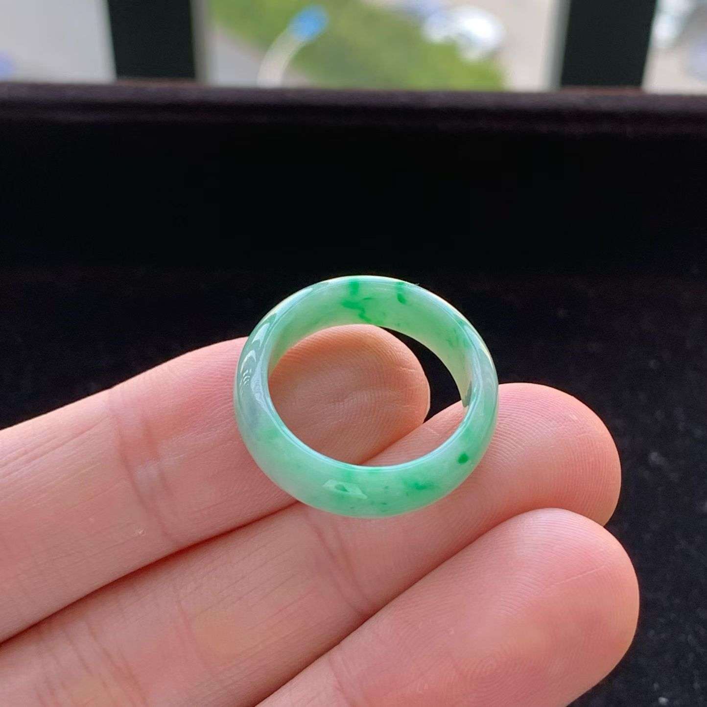 A货天然翡翠冰糯种飘绿戒指17-18号重量3.59
3月18日