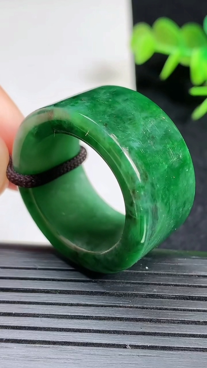 天然A货翡翠指环 扳指 戒指，尺寸22.7-15.6-5.2重量:21.38g2026年3月18日
