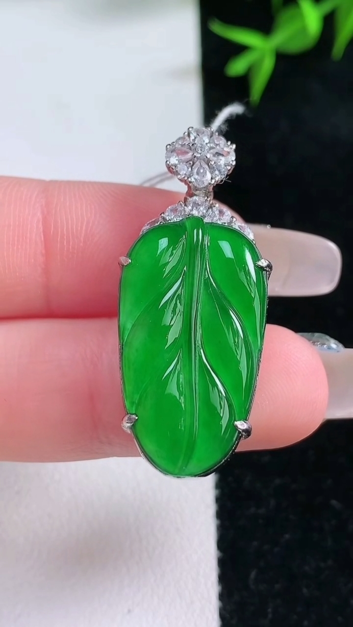 天然A货翡翠金枝玉叶 叶子吊坠，尺寸36-25.8-14.4-8，重量:5.99g
3月18日