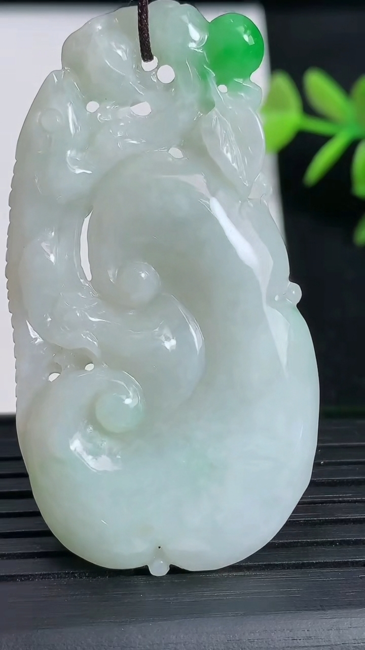 天然A货翡翠如意吊坠尺寸56.1-30.3-5.7重:17.63g
3月18日
535