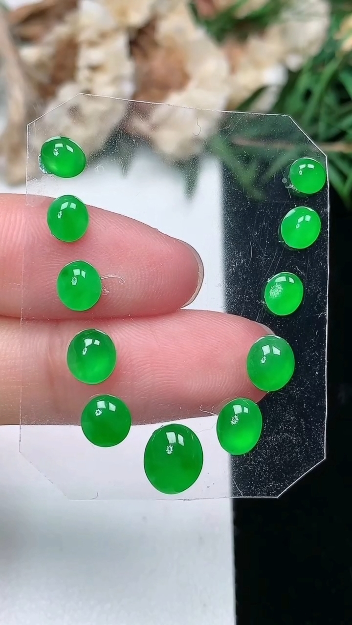 天然A货翡翠蛋面镶嵌件一手，尺寸7.3-6.2-2.3，重量:1.59g
3月18日