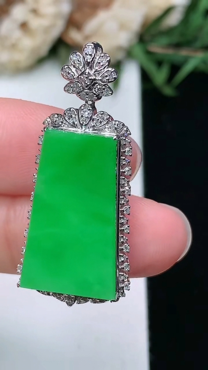 天然A货翡翠无事牌吊坠，尺寸35-15.5-7.7，裸石20.8-12.5
3月18日