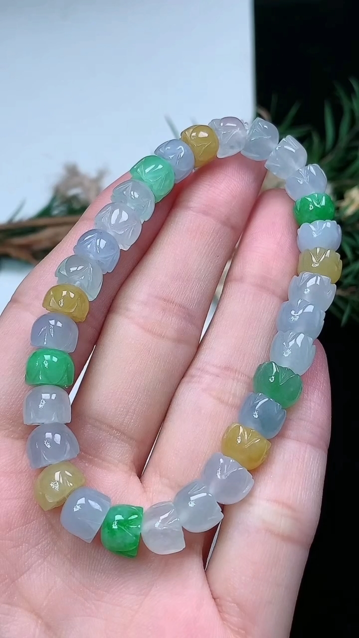 天然A货翡翠三彩莲蓬手串，尺寸7.6-5.8-31颗，重量:20.03g3月18日
工厂直销收藏佳品