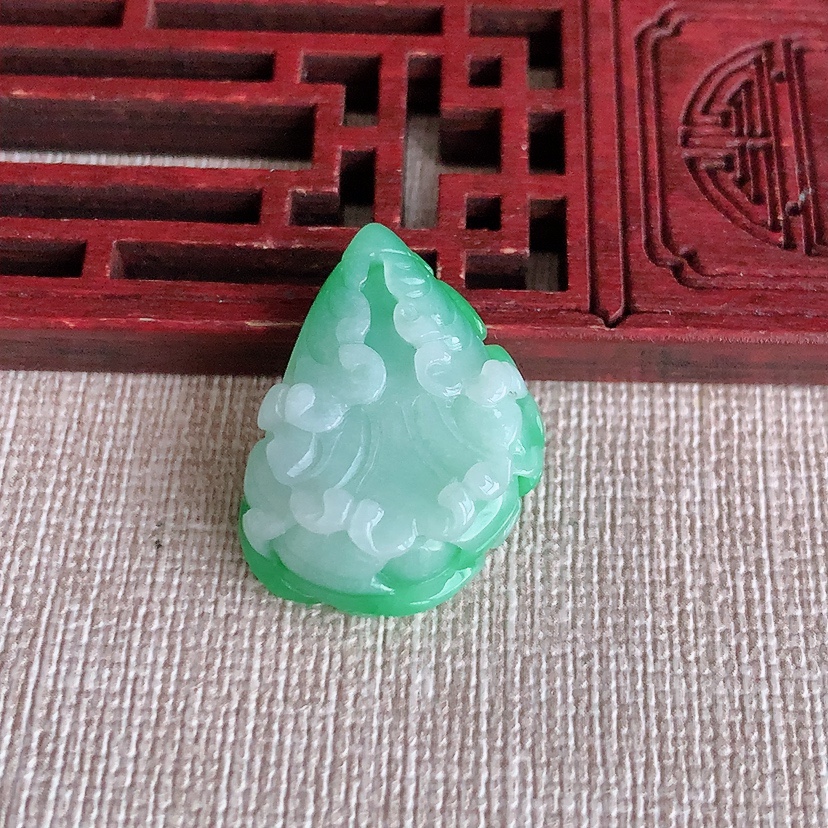 天然A货翡翠飘绿白菜吊坠  
尺寸25.2-19-8.5mm 重量6.46g 0317