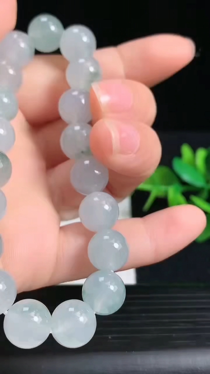 天然A货翡翠种飘花圆珠手串尺寸9.5-19颗重量:32.47g3月18日
工厂直销收藏佳品,种好水足，色泽均匀，有种有色，上手高大气！