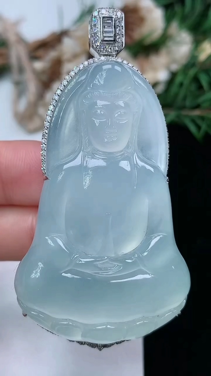天然A货翡翠白冰素衣观音吊坠，尺寸65-52-32.7-11.4，重量:23.25g
3月18日