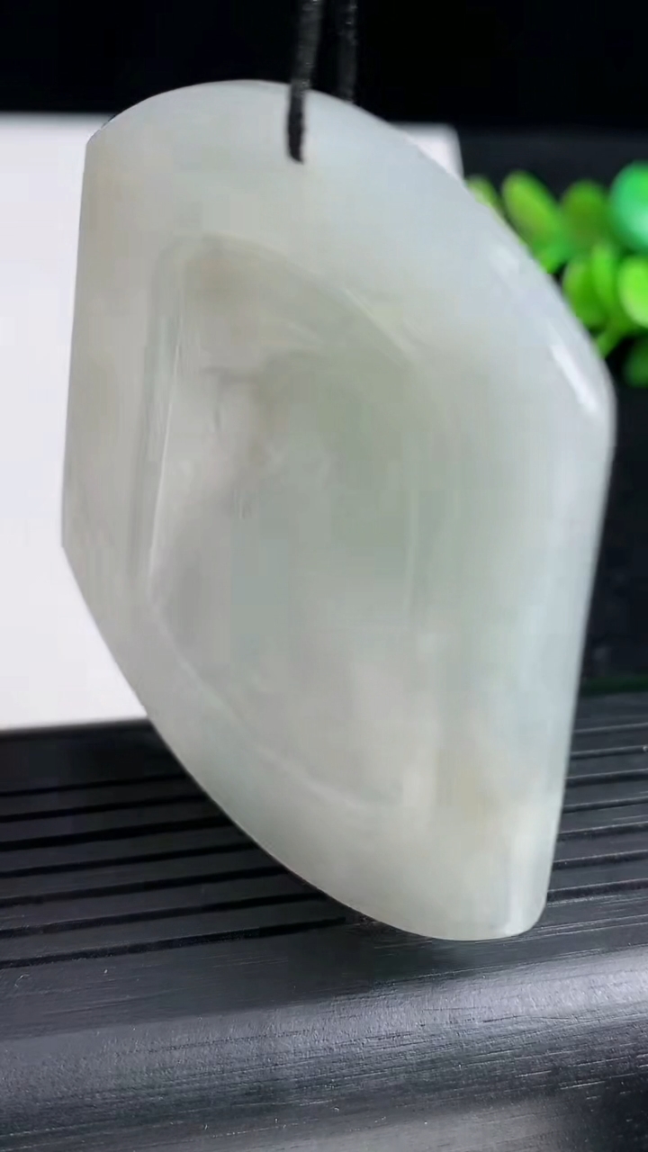 天然A货翡翠生肖虎吊坠尺寸56.6-48.8-5.8重:31.90g
3月18日
93