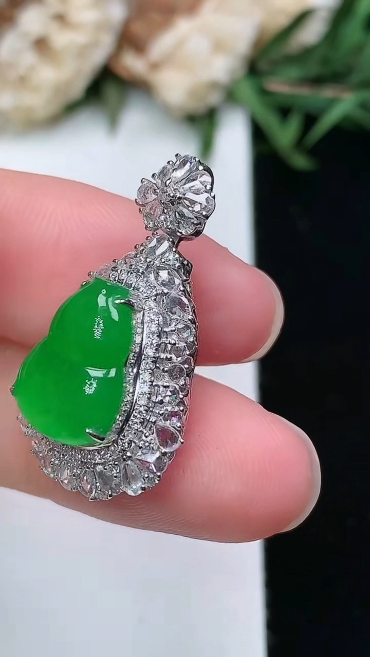 天然A货翡翠葫芦吊坠，尺寸26.7-15.7-10.3，裸石12.2-8.9，重量:3.67g
3月18日