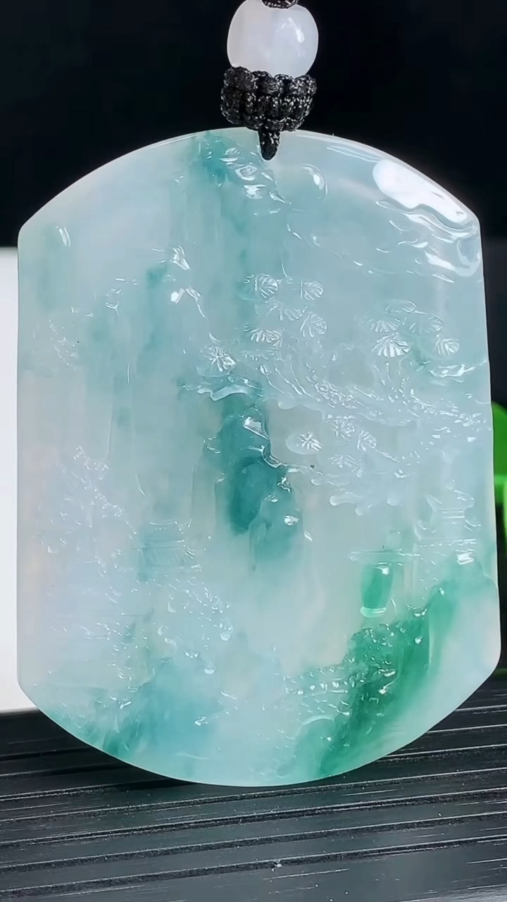 天然A货翡翠种飘花山水牌吊坠尺寸53.2-40.2-5.3重量:30.74g
3月18日