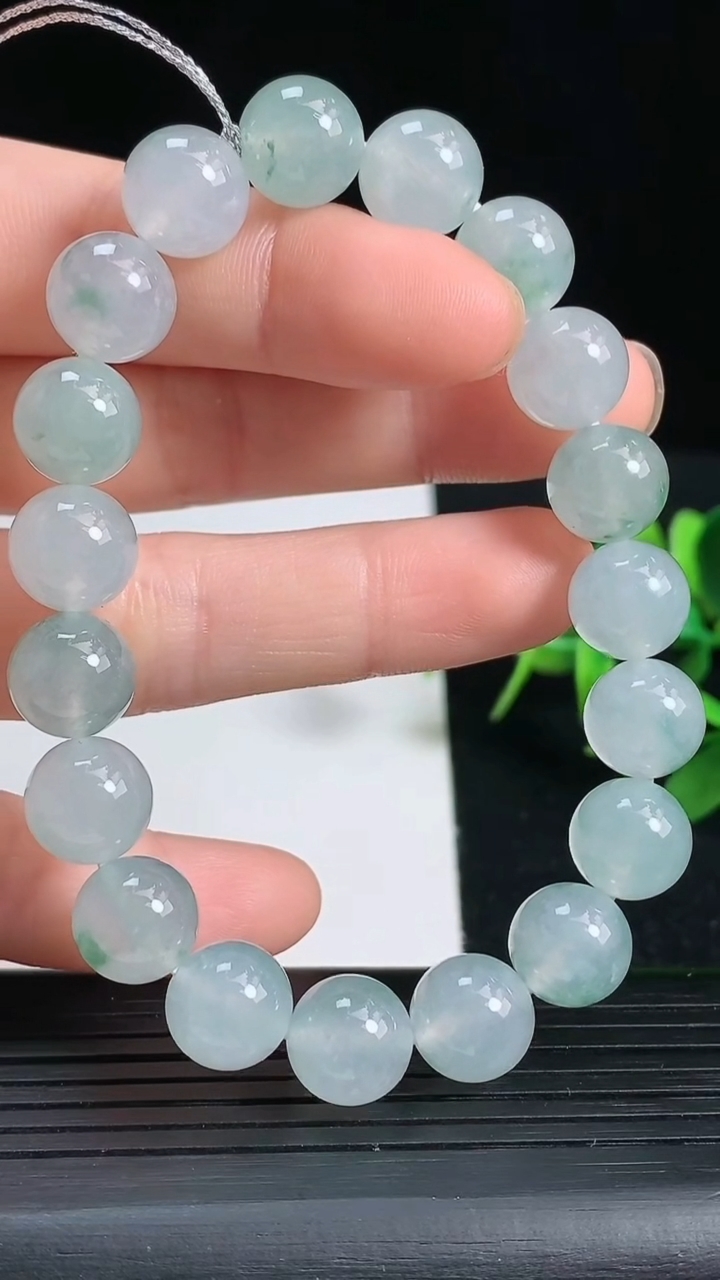 天然A货翡翠种飘花圆珠手串尺寸9.5-19颗重量:32.47g3月18日
工厂直销收藏佳品,种好水足